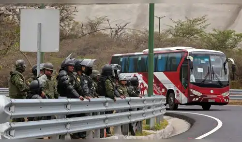 Los soldados patrullan las afueras de la ciudad de Quito el 5 de octubre de 2019 en medio de protestas contra las políticas económicas del presidente ecuatoriano Lenin Moreno.