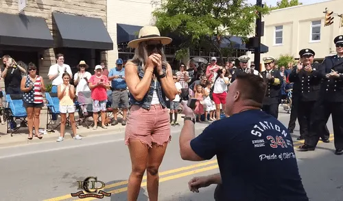 Bombero interrumpe desfile para pedirle matrimonio a su novia