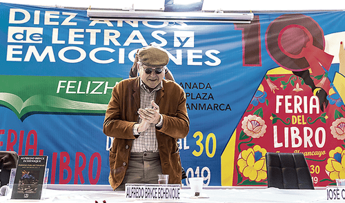 Homenaje. El escritor Alfredo Bryce Echenique recibe de pie los aplausos con los que fue ovacionado en la FELIZH. Homenaje. El escritor Alfredo Bryce Echenique recibe de pie los aplausos con los que fue ovacionado en la FELIZH.