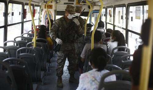 Militares intensifican operativos ante incremento de tránsito en las calles. Foto: Marco Cotrina