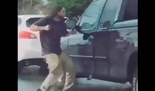 YouTube: Enfurecido conductor rompe luna de camioneta de un puñetazo | VIDEO