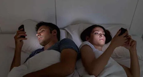 En YouTube, mujer corrió desnuda en plena calle para quitarle el celular a su novio [VIDEO]