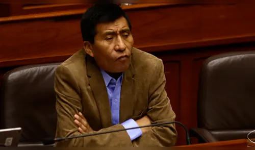 Ex asesora de Mamani reveló que el congresista la despidió por no dejarse rozar Ex asesora de Mamani reveló que el congresista la despidió por no dejarse rozar