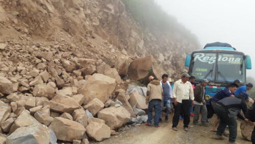Huaico cierra vía y pasajeros se arriesgan para limpiarla Huaico cierra vía y pasajeros se arriesgan para limpiarla