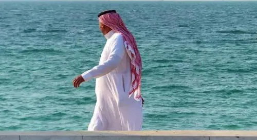 Aseguraba ser príncipe saudi, pero descubrieron su estafa cuando comía un banquete de cerdo