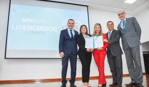 Olga Horna y otras autoridades de la U. Wiener muestran con orgullo su licenciamiento.