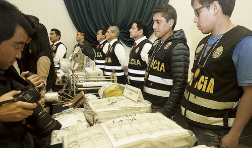 Una huella digital llevó a la Policía hasta una fábrica de dólares y soles falsos Una huella digital llevó a la Policía hasta una fábrica de dólares y soles falsos