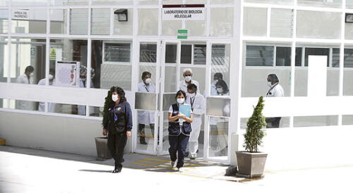 Visita. Especialistas del INS llegaron ayer a laboratorio de biología molecular de la Unsa.