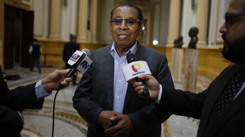 Congresista Justiniano Apaza: "Si cae el presidente tienen que caer todos, debemos irnos todos" Congresista Justiniano Apaza: "Si cae el presidente tienen que caer todos, debemos irnos todos"