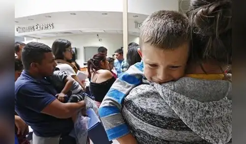EE. UU. : juez federal ordena detener las deportaciones familiares