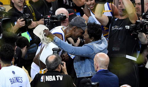 Emotiva dedicatoria de Kevin Durant a su madre tras ser elegido mejor jugador de la NBA [VIDEO]