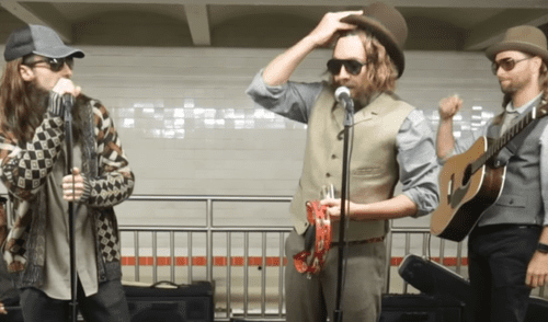 YouTube: Maroon 5 actúan como músicos callejeros en estación de metro y fanáticos enloquecen al descubrirlos [VIDEO]