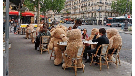 Los asistentes deben compartir mesa con los curiosos "comensales" de peluche. Foto: peterctid1965 / Twitter. Restaurante de París sentó osos de peluche en las mesas para mantener la distancia social