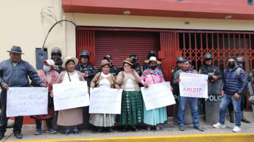 Los alcaldes de los centros poblados protestan en la sede del gobierno regional de Puno