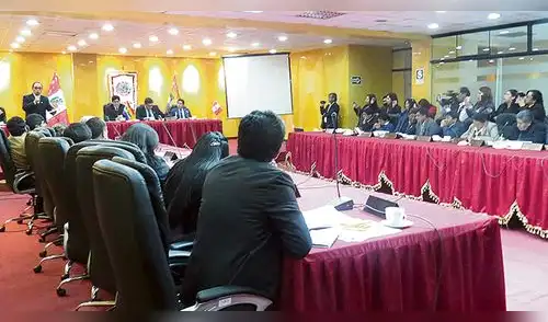 EXPOSICIÓN. Administrador de la Dirección de Educación, Adolfo Zegarra, dio su versión sobre pago irregular.