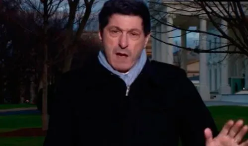 YouTube: extraño cambio en las manos de un periodista genera confusión | VIDEO