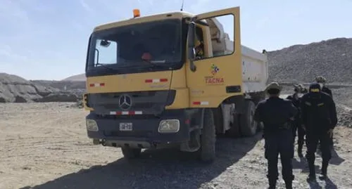 La Policía y el municipio de Tacna, intervinieron a camión del Gobierno Regional, cuando dejaba desmonte , proveniente del hospital COVID