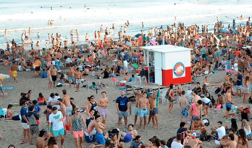 Detienen a hombre que mostró 'partes íntimas', manoseó y orinó a mujer en la playa