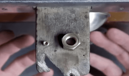 Facebook: viral: joven se las ingenia para transformar una tuerca en un lujoso anillo de compromiso [VIDEO]