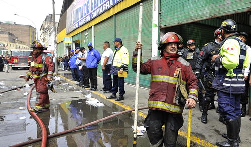 Incendio afecta varias tiendas en la zona comercial de Gamarra