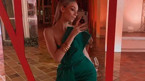 Ester Expósito deja al descubierto zona íntima en sensual fotografía en la cama [FOTOS]