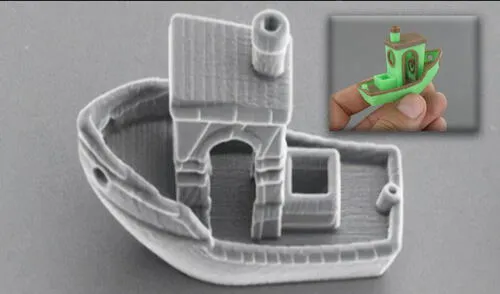 El microbarco Benchy marcaría el inicio de un nuevo campo en las ciencias médicas. A la derecha, la embarcación a escala humana | Foto: Composición LR / Doherty et al., Soft Matter, 2020 / 3DBenchy El microbarco Benchy marcaría el inicio de un nuevo campo en las ciencias médicas. A la derecha, la embarcación a escala humana | Foto: Composición LR / Doherty et al., Soft Matter, 2020 / 3DBenchy