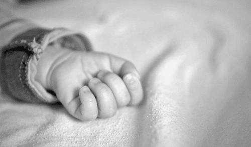 La madre de la menor permanece en el hospital bajo resguardo policial. Asesinan a bebé a puñaladas