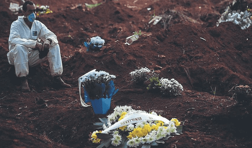 los familiares indican que deben esperar varios días para acceder a una camilla