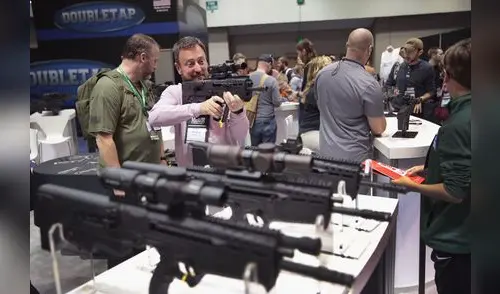 Lobby. Pese a la violencia de los últimos días, la Asociación del Rifle de Estados Unidos se opone a la reducción, en la venta de armas, para civiles.