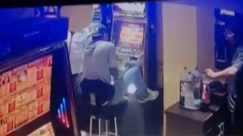 SMP: delincuente retiró placa metálica de máquina tragamonedas y robó S/15 mil [VIDEO]