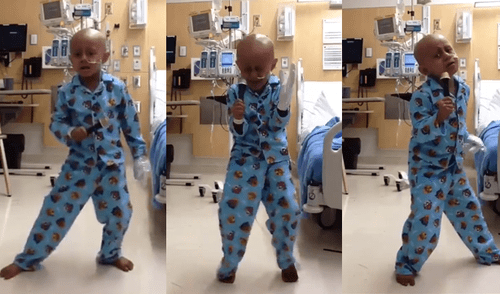 Niño baila al estilo de Michael Jackson al acabar tratamiento de cáncer [VIDEO]