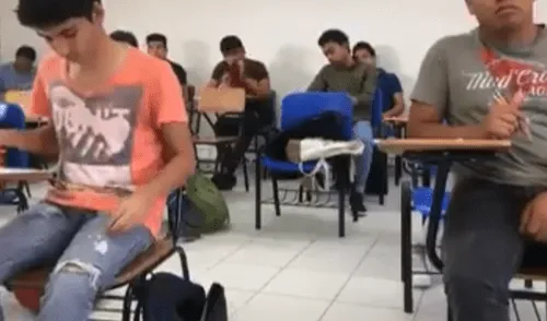 Vía Facebook: Maestro suelta spoiler de Inifinity War en examen y alumnos no lo pueden creer Vía Facebook: Maestro suelta spoiler de Inifinity War en examen y alumnos no lo pueden creer