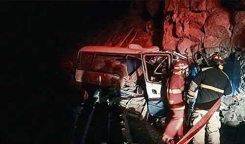Tragedia en Canta. El último 28 de julio, una cúster que regresaba a Lima con un grupo de turistas se estrelló contra un cerro, dejando como saldo 19 muertos y seis heridos. Tragedia en Canta. El último 28 de julio, una cúster que regresaba a Lima con un grupo de turistas se estrelló contra un cerro, dejando como saldo 19 muertos y seis heridos.