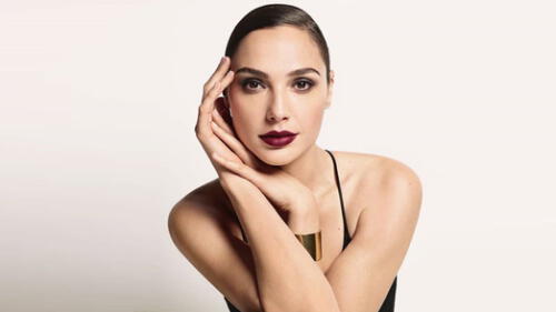 Gal Gadot luce su talento para el baloncesto en camisón y deja ver parte íntima Gal Gadot luce su talento para el baloncesto en camisón y deja ver parte íntima