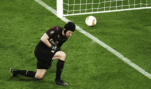 El triste adios de Petr Cech, el portero del casco