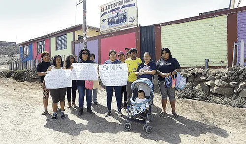 Reclamo. Los padres de familia temen que sus hijos pequeños se enfermen por falta de agua.