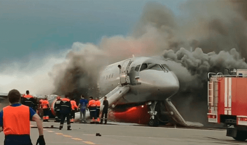 Rusia: copiloto del avión incendiado en Moscú regresó para salvar pasajeros [VIDEO]