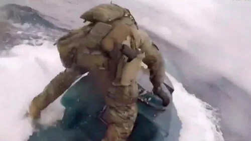 Agente de la Guardia Costera intenta abrir la escotilla del submarino. Captura de video/ABC News.