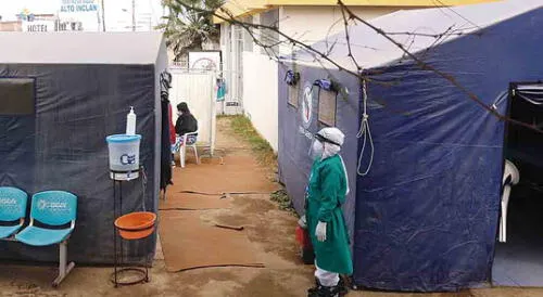 duro Trabajo. En Centro de Salud de Inclan en Mollendo, personal de salud realiza una labor titánica para atender a pacientes COVID-19