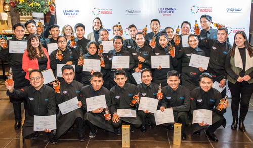 Gastón Acurio y Diageo becan a jóvenes para hacer pasantías en restaurantes de España.