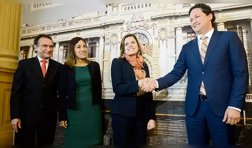 Cuestionan a Mercedes Aráoz por alinearse con FP en respuesta a Vargas Llosa Cuestionan a Mercedes Aráoz por alinearse con FP en respuesta a Vargas Llosa