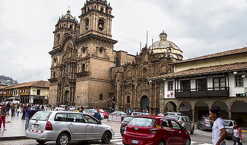 De vuelta los carros a la plaza Mayor de Cusco