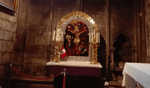 Fieles recuerdan imagen del Señor de los Milagros en la catedral de Notre Dame 