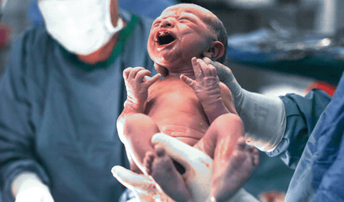 Mujer denuncia a hospital porque médicos le practicaron cesárea sin anestesia