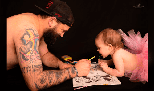 Facebook viral: papá se pone tutú para sesión de fotos con su bebé y conmueve a las redes [VIDEO]