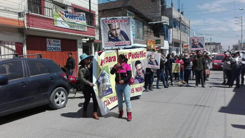 Junín: Padres de familia realizan plantón en comisaria contra docente por presuntos tocamientos indebidos Junín: Padres de familia realizan plantón en comisaria contra docente por presuntos tocamientos indebidos