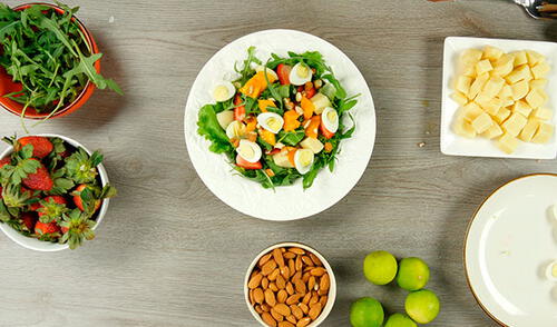 Ensalada fresca con arúgula, fresas y mango