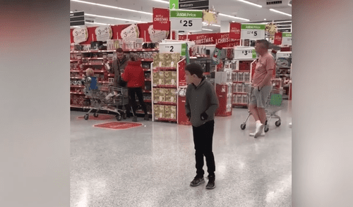 YouTube: Niño autista cautiva cantando canción de Michael Jackson  [VIDEO] 