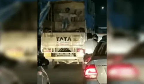 Facebook: hombre se columpia como 'quinceañera' en pleno tráfico y hace reír a conductores [VIDEO]