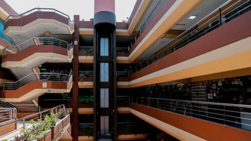 Reabren centro comercial Arenales. Créditos: La República. Reabren centro comercial Arenales. Créditos: La República.